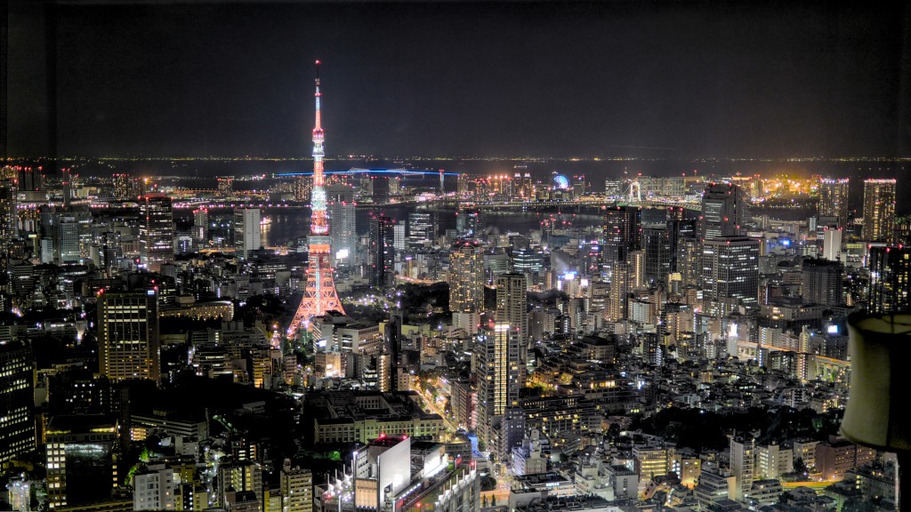 東京都で最も高いビル - ミッドタウン・タワー。リッツカールトン東京から東京タワーを望む